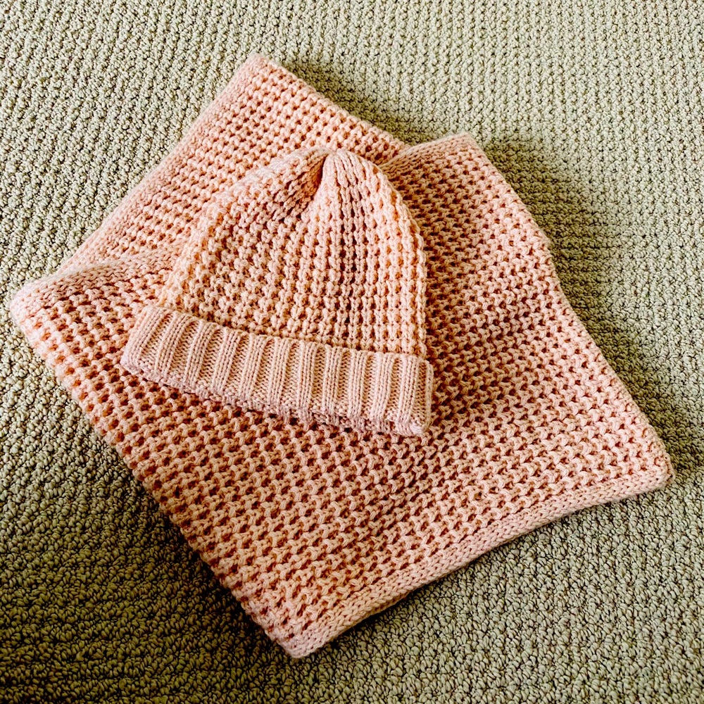 Ann Taylor LOFT hat/scarf set